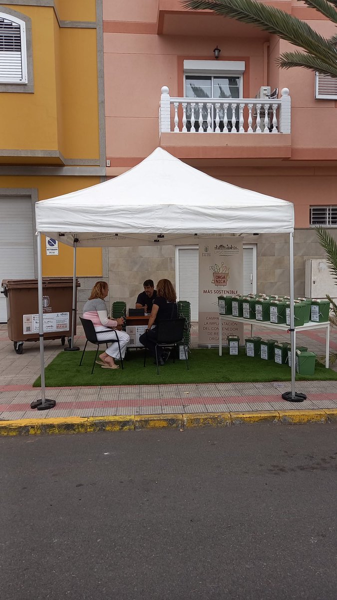 LimpiezaLPGC's tweet image. Ya tenemos nuestra #ofimovil en #LaGalera para que sus vecinos puedan informarse/inscribir sus 'hogares voluntarios' en el proyecto de implantación del #ContenedorMarrón 🟤 de materia  #orgánica en el barrio.

📍Avda La Galera-c/ Los Guayaberos

+Más info: bit.ly/3UbGIZP