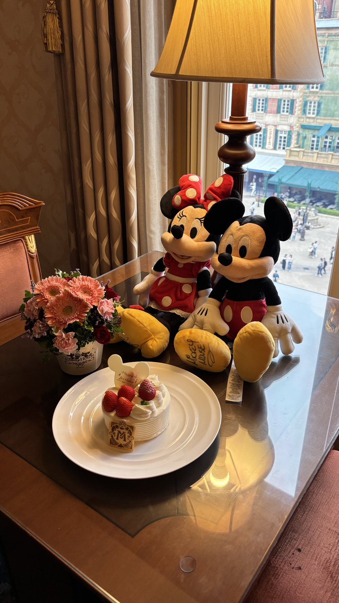 disney_Hook's tweet photo. ミラコスタ泊*.+ﾟ🤍
素敵すぎるサプライズケーキとお花( т т )♡ https://t.co/EfpepRiXec