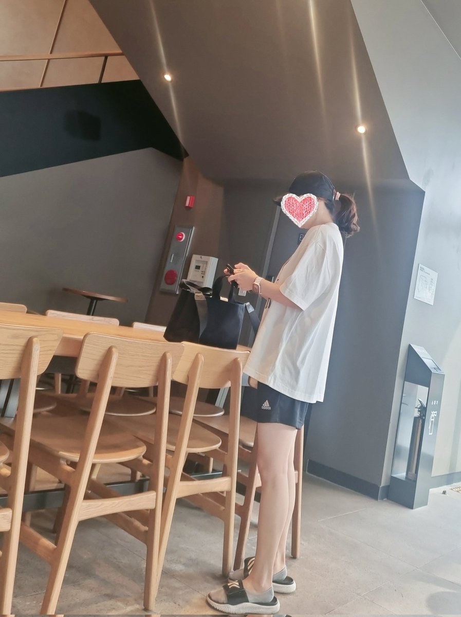 간만에 둘이 커피 한잔!!!
넘 편하게 입고 나온 마눌님!!

#광주 #부부 #일상트 #네토