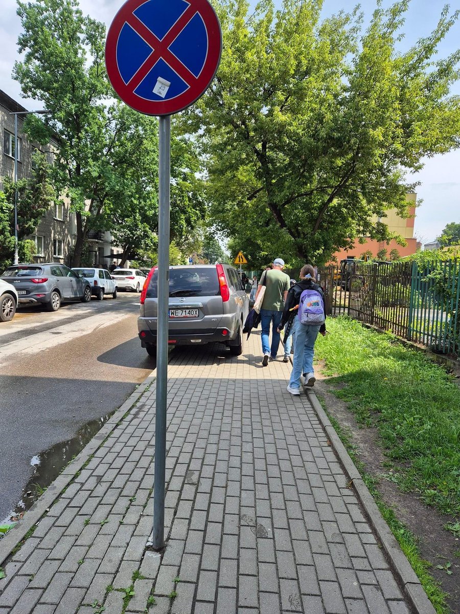 Stop_Cham_W_wa's tweet image. Codzienna #BezpiecznaDrogaDoSzkoły na ul. Kamionkowskiej 🤬

Zgłoszenie mieszkańca @warszawa, który wezwał patrol @SMWarszawa na miejsce, zostało zamknięte po 3️⃣ dniach 🤦😡

🔴 Niedofinansowana SM jest bezsilna w walce z patokierowcami, bo ma blisko 3️⃣0️⃣0️⃣ wakatów 🤦