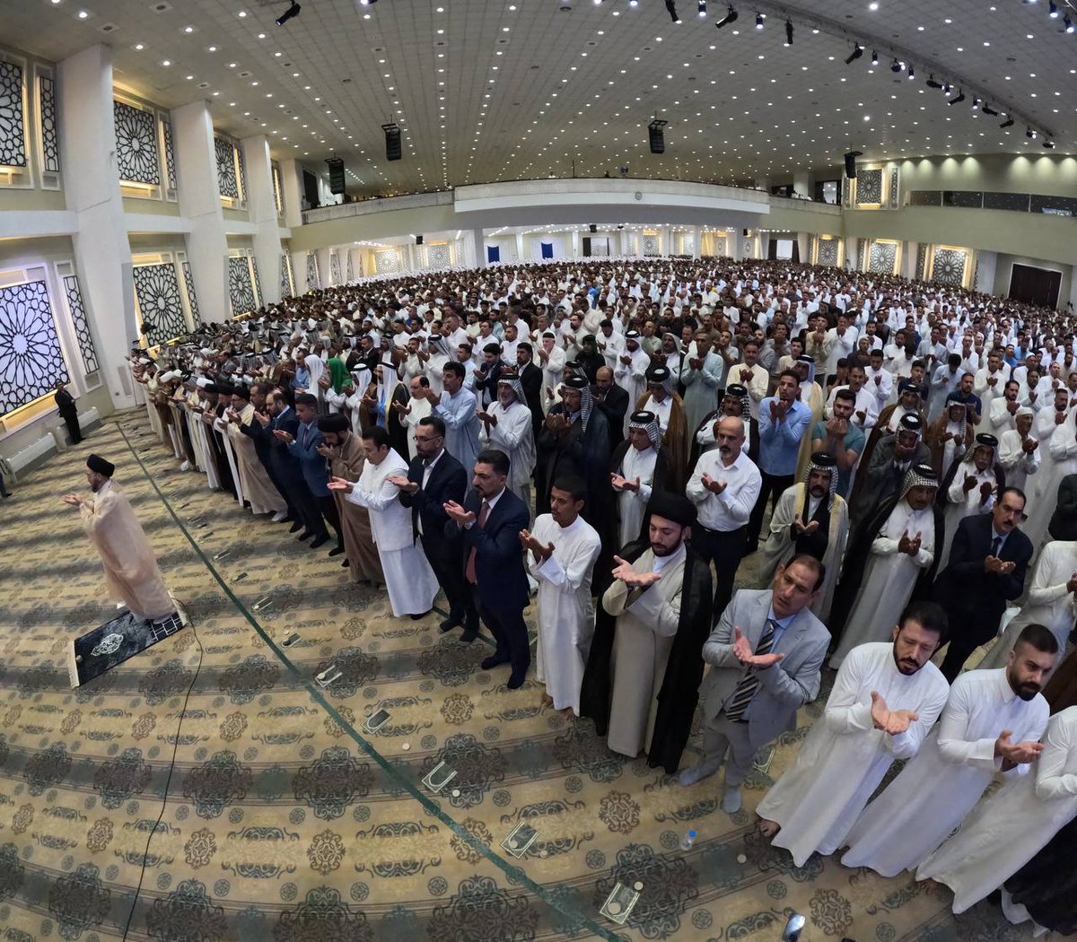 عمار الحكيم في خطبة العيد:
وأن لانبالي بالدعوات المزیفة المستوردة من خارج وسـطنا الثقافـي بدعوى الحریة، وهي حرية منفلتة ومتحـللة لاعلاقة لھا بحریة الكلمة المسؤولة والواعیة.

#عيد_الأضحى_المبارك
#صلاة_العيد_بإمامة_الحكيم