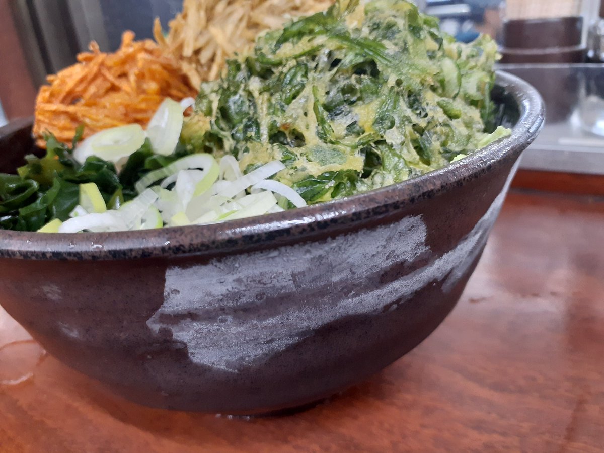 obaq089's tweet photo. 大好物の #三種野菜天そば を冷やしで注文
丼が凍ってるっΣ(●ﾟДﾟ●)

#秋葉原
#新田毎
#このひと手間が嬉しい https://t.co/gF77jGOcRy