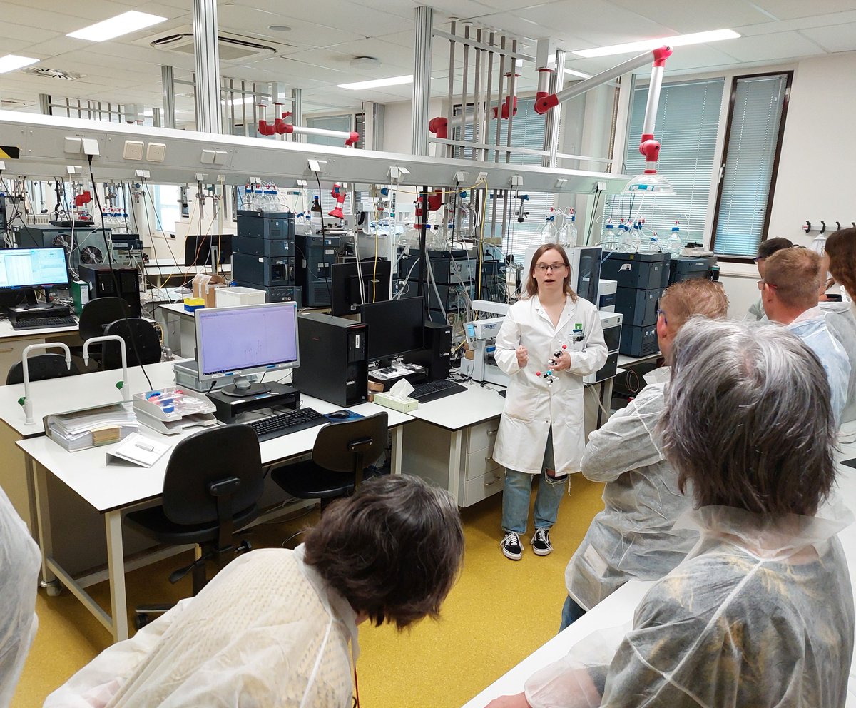 WURfoodsafety's tweet photo. 🔄𝗙𝗿𝗼𝗺 𝘀𝗮𝗺𝗽𝗹𝗲 𝘁𝗼 𝗿𝗲𝘀𝘂𝗹𝘁: inspectors and samplers from @_NVWA joined us at @WURfoodsafety for a unique workshop!

They saw the journey of samples – from arrival at our lab (we receive 2,000 per week!) to the critical testing procedures that ensure #foodsafety.⤵️ https://t.co/logfbWXPF0