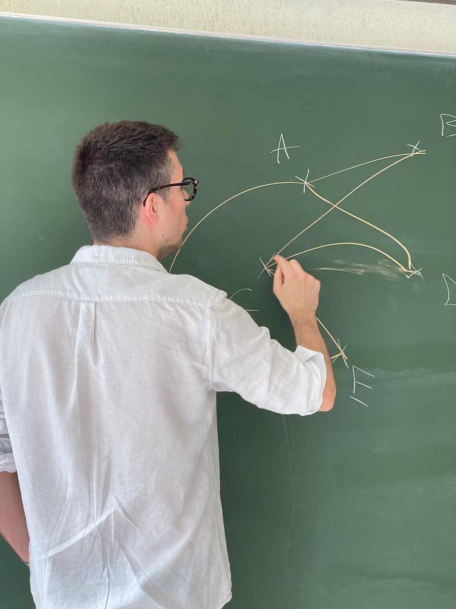 Mathemarium's tweet image. Ce stage #MathC2+ a été l&apos;occasion de tester avec succès notre toute nouvelle abaque durant l&apos;atelier &quot;#graphes aléatoires&quot;. Très utile pour réarranger un graphe, le visualiser correctement et répondre aux questions sans se faire des noeuds dans la tête 😄 #DIY #Fablab