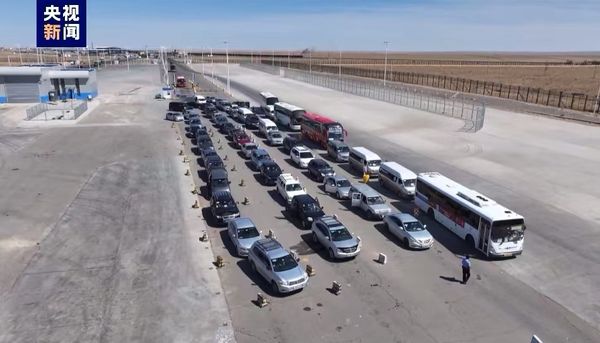 Монголынхоо хил дээр алалцаж нэгиигээ дайрч алах шахуу юм болсоноо Хятадын хил дээр ирээд жагсаад зогсчихно.Сонин народ шүү