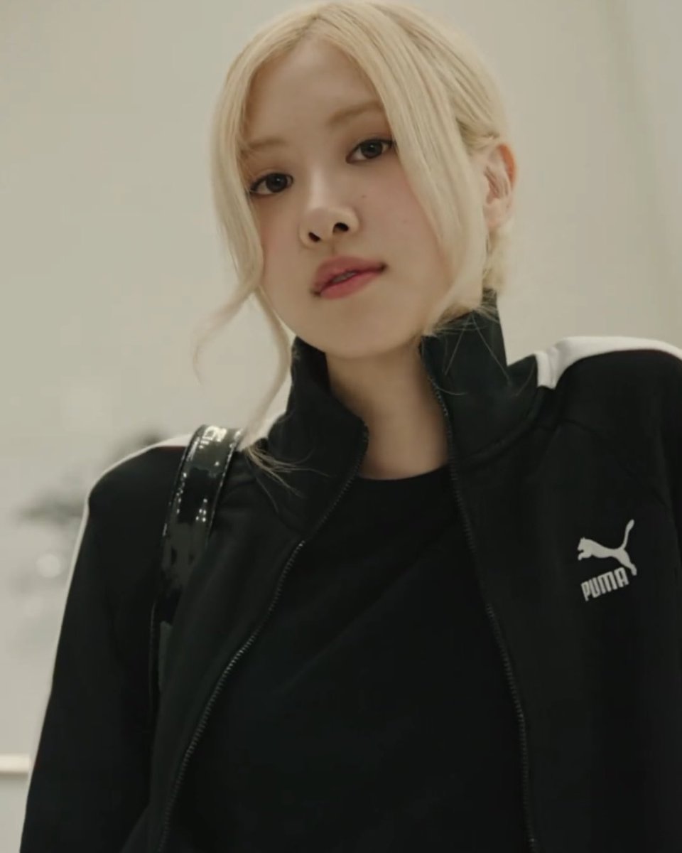 HallyuSG's tweet photo. Could this be the birth of a new collaboration? #Rosé just dropped a video with @PUMA, with the caption: “We’re taking off in style”. ✈️

📸 More photos below.

#로제 #Rose #BLACKPINK #블랙핑크 #PUMA #푸마 #PUMAxROSÉ https://t.co/5UQqxEaDl0
