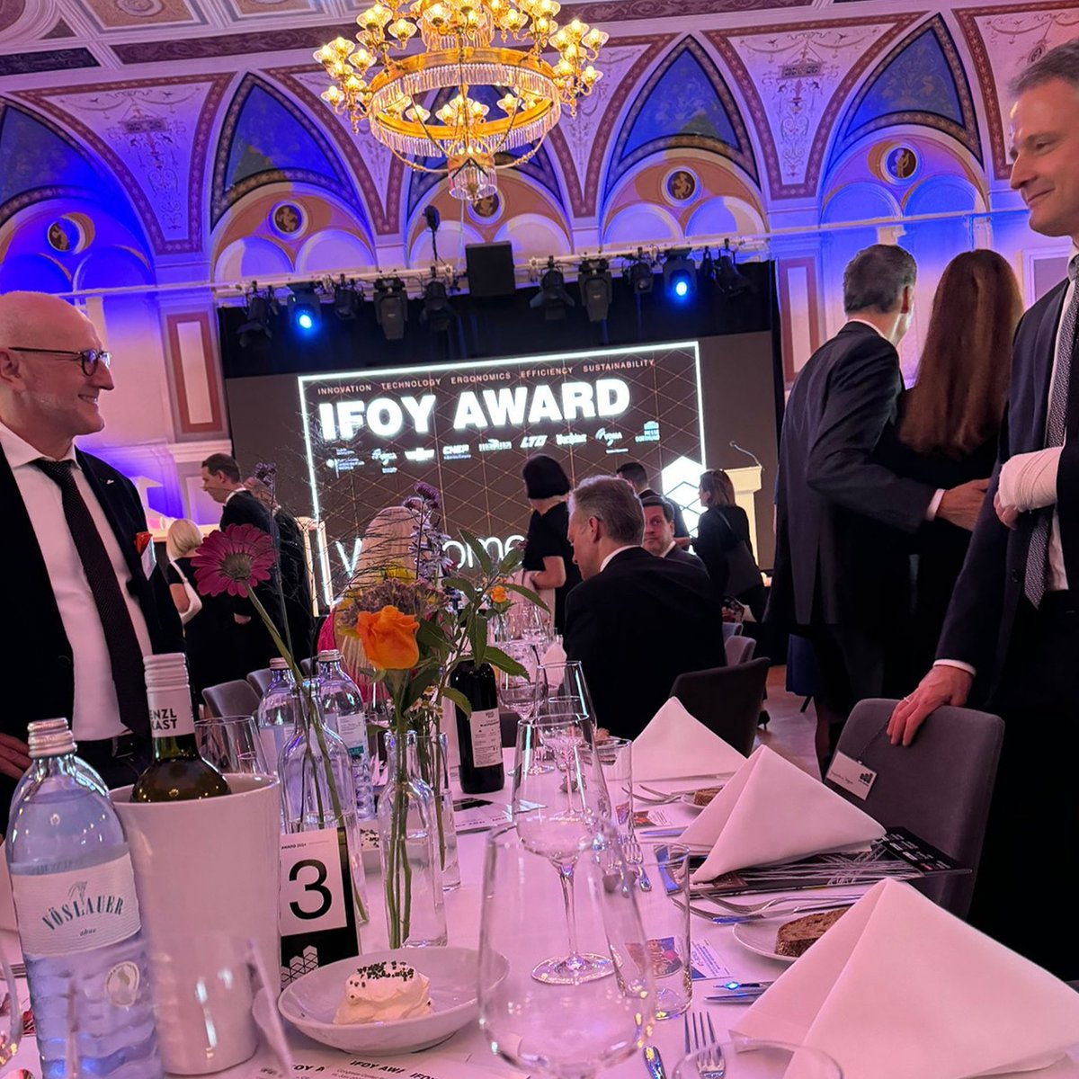 KIONGroup's tweet image. We're excited to share that STILL GmbH has been honored with an #IFOY Award! 🏆
Their automated high lift truck, the EXV iGo, won the "Oscar of Intralogistics" in the "Mobile Robot" category. 🤝 Congratulations to the team for their hard work and dedication!