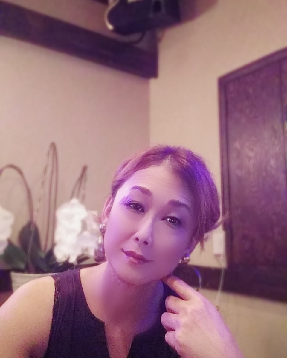 dragqueenMAKO's tweet photo. ｢花真球｣は本日明日、(月火)と臨時休業ですm(_ _)m🌹昨夜はお忙しい中訪れてくれた仲良しママさん❗気遣いにいつも感謝です😌💓
今週は変則営業🎵今週水曜日～来週火曜日まで七日間連続営業です🌹今週も｢花真球｣どうぞよろしくお願いいたしますm(_ _)m🌹💖
#野毛 #スナック #LGBT https://t.co/EO4KD1C290
