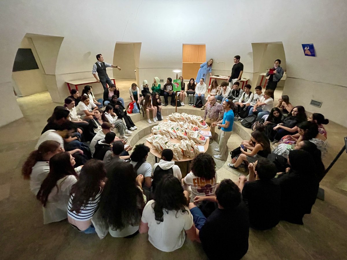 Mathemarium's tweet image. Le stage #mathC2+ s&apos;est terminé par une remise de prix en présence de @bcailhol, IA-IPR de mathématiques de @AcademieNice. Les élèves se sont vus remettre des calculatrices #Casio et #TexasInstrument, sponsors de l&apos;événement