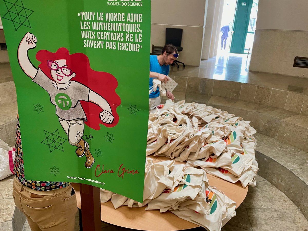 Mathemarium's tweet image. Le stage #mathC2+ s&apos;est terminé par une remise de prix en présence de @bcailhol, IA-IPR de mathématiques de @AcademieNice. Les élèves se sont vus remettre des calculatrices #Casio et #TexasInstrument, sponsors de l&apos;événement