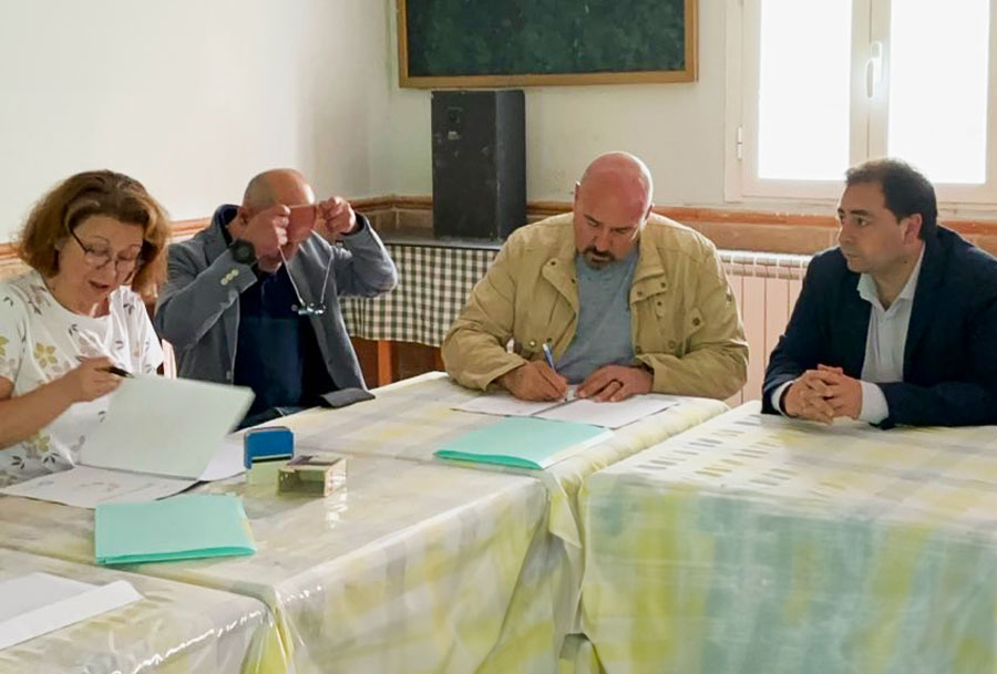 📜🎖️ Firma del proyecto #NEXOTransmil en Huete con el alcalde #FranciscoJavierDoménech, miembros de #EscuelasParaLaVida y directivos de #ACK3 que marcan un hito en la #TransiciónMilitar al sector privado.

Más información en 👉 ack3.eu/es/firma-nexo-…
.
.
#ResponsabilidadSocial