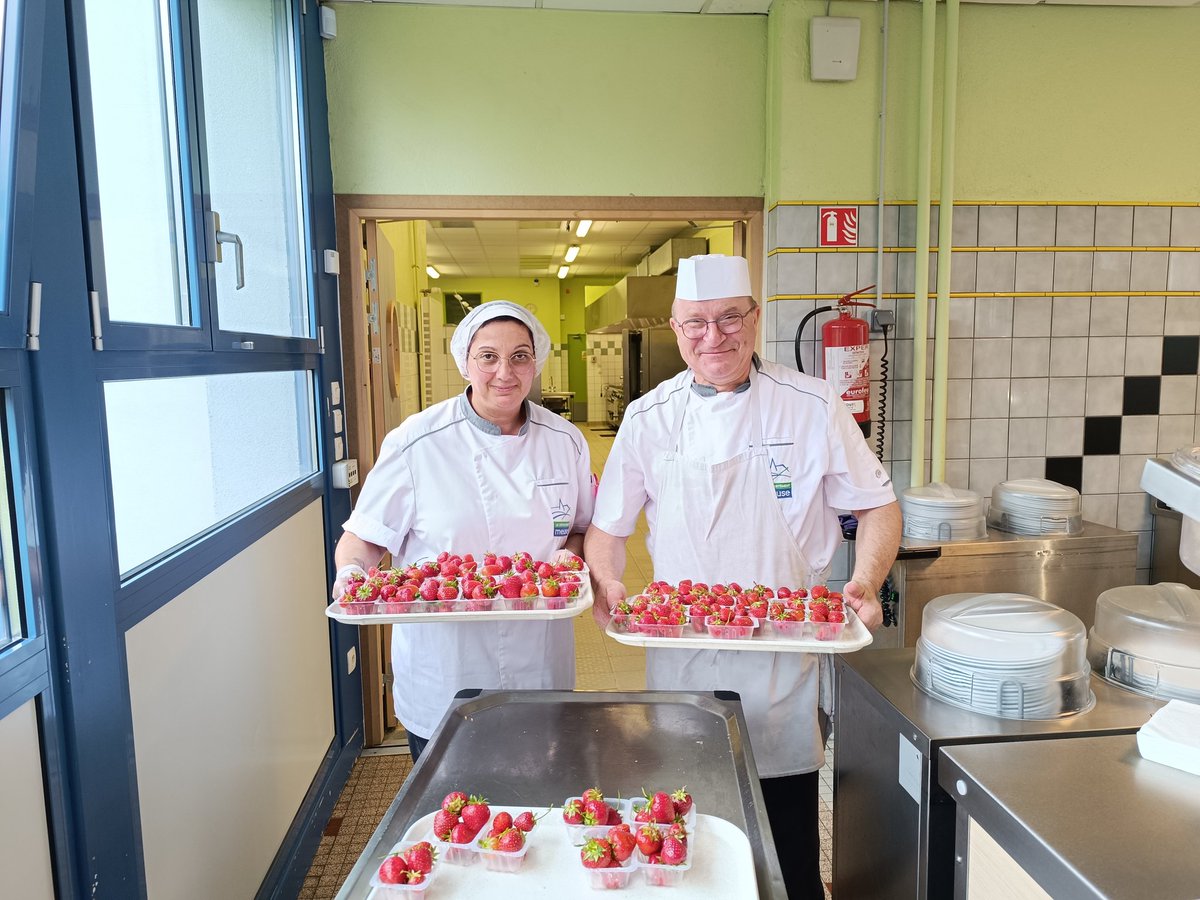 ClgAubry's tweet photo. 🍓De la cueillette à l'assiette🍓
Les éco-délégués sont allés cueillir 30 kg de fraises en vélo à Tronville pour les déguster à la cantine.

➡️ODD consommation responsable ✔️ https://t.co/dhDdhMs0tb