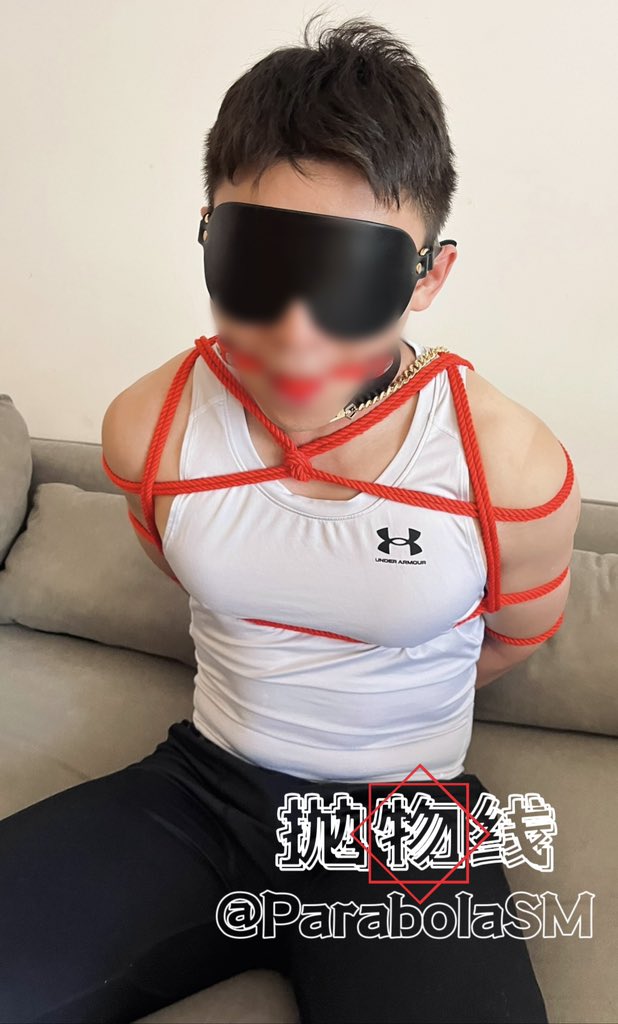 身材练得很壮
口水流得很骚