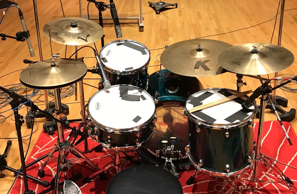 TheAudioPod's tweet image. Master the basics of tom recording! Check out our blog for detailed tips on mic placement and microphone selection. [Link in bio]
#MusicProduction #AudioEngineering #RecordingTips #StudioLife #DrumRecording