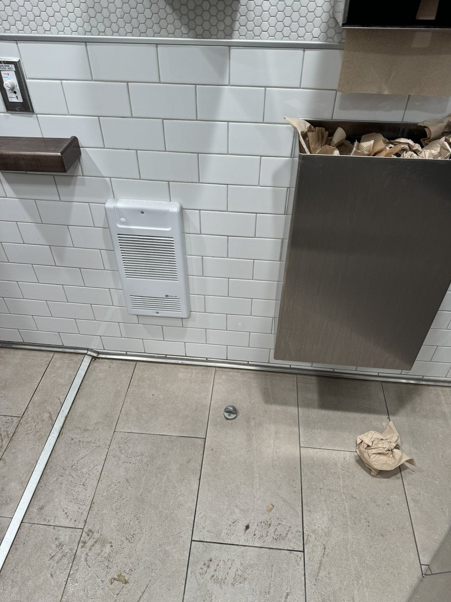 RamonsterCa's tweet photo. @petrocanada your Saskatoon truckers lounge, showers and bathrooms need a lot of cleaning. https://t.co/bFw0Qk3d0c