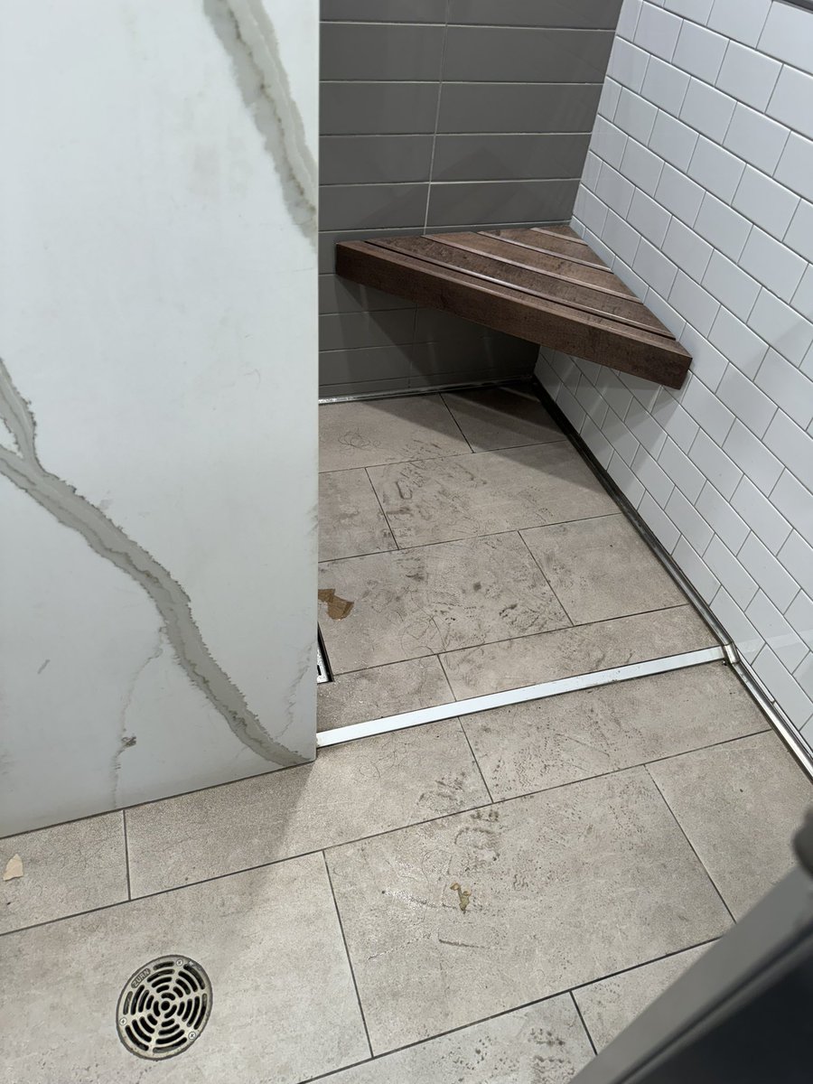 RamonsterCa's tweet photo. @petrocanada your Saskatoon truckers lounge, showers and bathrooms need a lot of cleaning. https://t.co/bFw0Qk3d0c