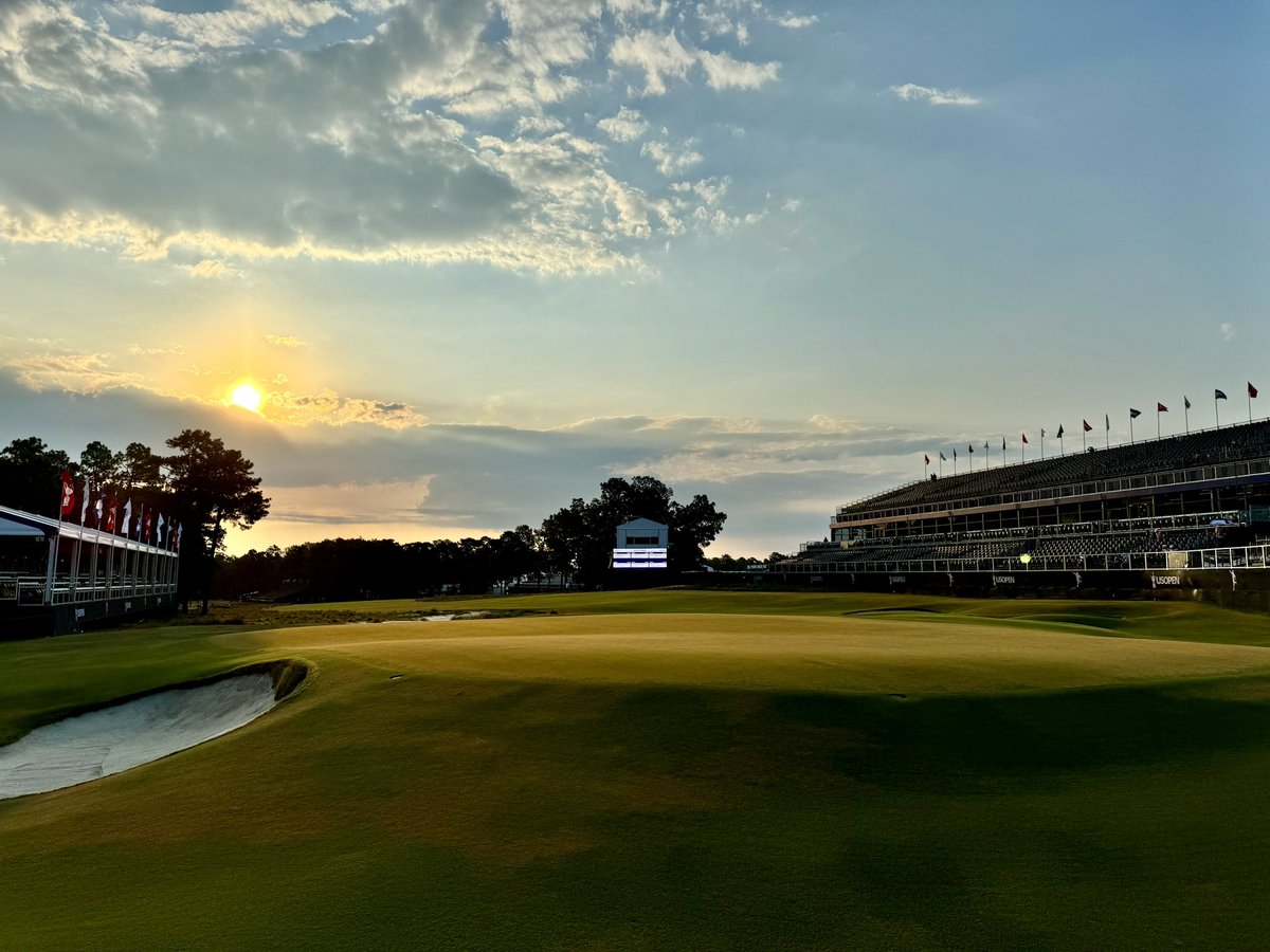 BFQuinn's tweet image. Every good story needs drama.
And tragedy.
And a winner.

I was fortunate to spend Sunday with those who wrote the script at Pinehurst —  John Bodenhamer and Jeff Hall of the USGA. From setup to sundown, here’s how the ending came to be: nytimes.com/athletic/55692… 

@TheAthletic