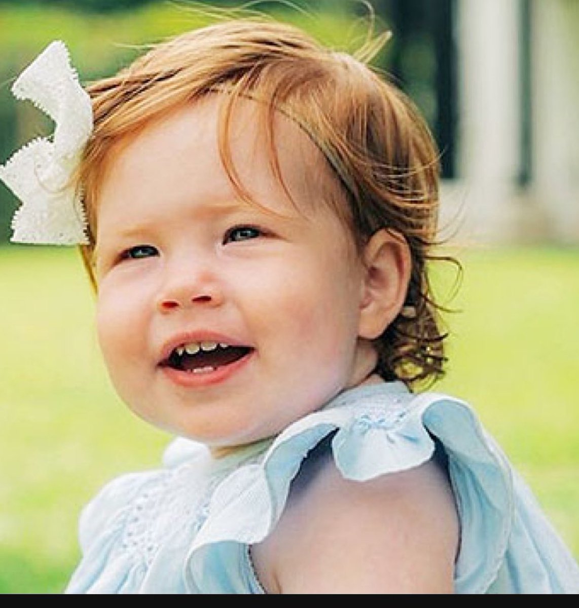 I am convinced now more than ever the pic of Lili at 1 is faked. There is no way Lili was 1 in this photo with a whole set of teeth. My kids only had 2 teeth by the time they were 1. 

For comparison. The Wales’ children at 1 and Lili. 

Idc who you are - something is weird.