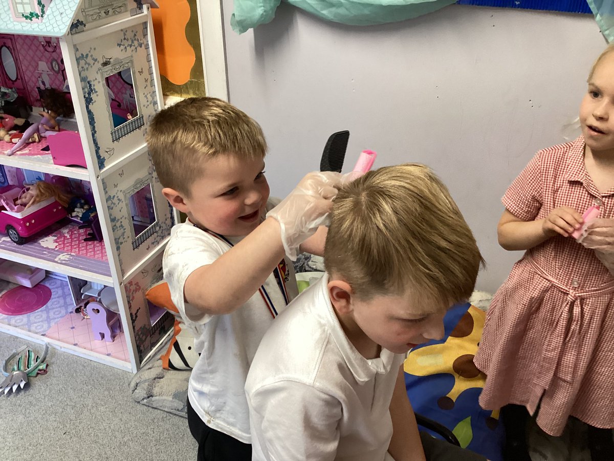 HorwichParishCE's tweet image. Our new Hair and Beauty salon has proved popular this afternoon  in Reception💄🎀💈#HPYR #EYFSRolePlay