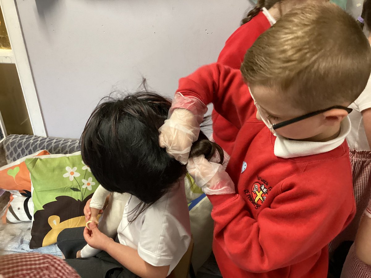 HorwichParishCE's tweet image. Our new Hair and Beauty salon has proved popular this afternoon  in Reception💄🎀💈#HPYR #EYFSRolePlay