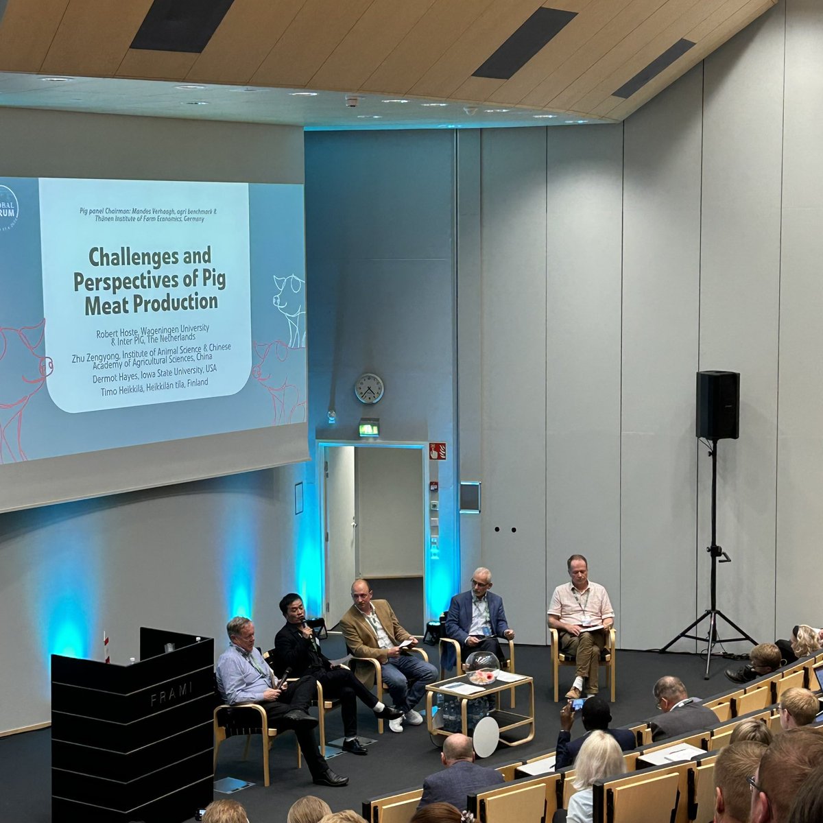 The high-tech solution by Timo Heikkilä farm to raise intact-tailed pigs is LONG THROUGHS (pigs can eat at same time) #agribenchmark