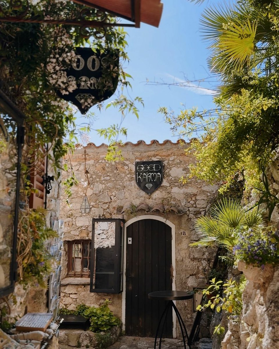🇫🇷Les charmantes petites échoppes d’Eze village ! 😍🌿☀️
.
.
.
🇬🇧The charming little shops of Eze village ! 😍🌿☀️
.
.
.
📸ambreverywhere et good_karma_store (IG)
#Eze
#Ezevillage
#CotedAzurFrance
#ExploreNiceCotedAzur