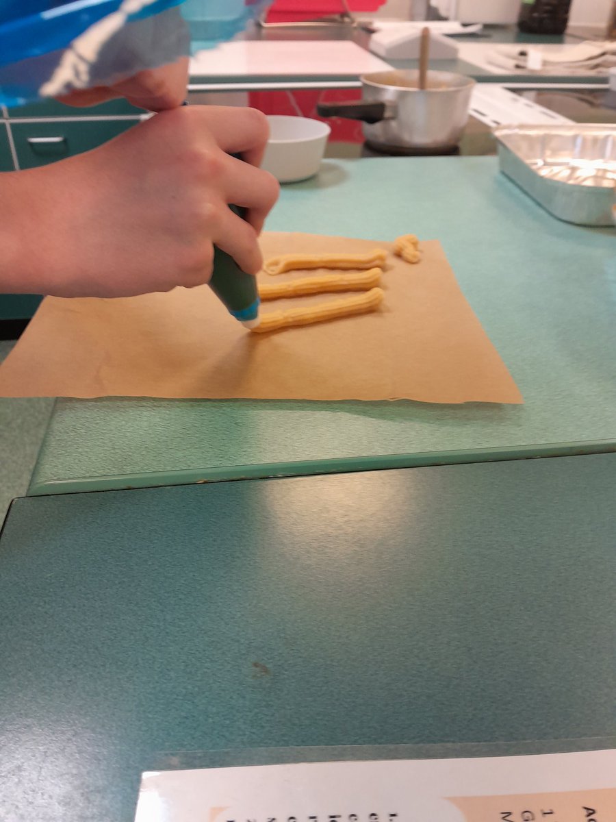 SIL_HWBteam's tweet photo. @CaldiesDT today year 10pupils have been practicing their piping skills by making baked (NOT DEEP FRIED) churros, their piping skills were amazing today! Churros turned out really well, crispy on the outside and soft in the middle. Another great session!  @SI_Liverpool https://t.co/DfuxMdLcAD