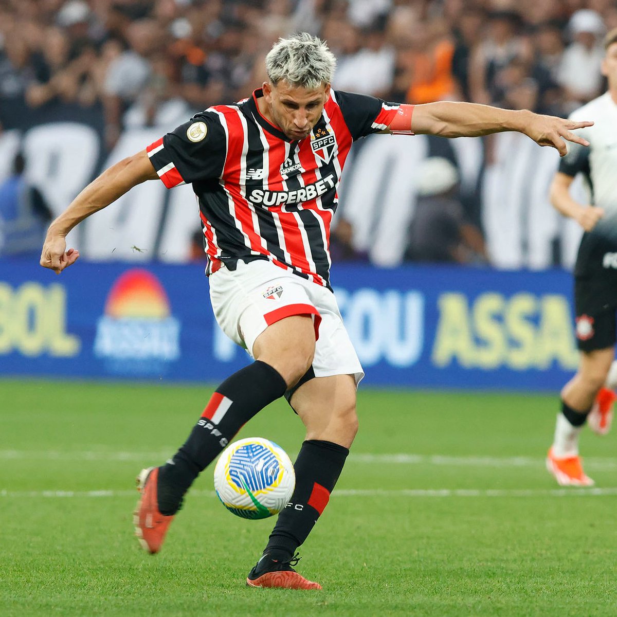 SofascoreBR's tweet photo. Jonathan Calleri enfrentando o Corinthians em seu retorno ao @SaoPauloFC:

⚔️ 12 jogos
⚽️ 6 gols
🅰️ 2 assistências
⏰ 112 mins p/ participar de gol
👟 31 finalizações (17 no gol!)
💯 Nota Sofascore 7.23

🔎 É o time que ele teve mais participações em gols (8) no período! 🇦🇷🎯 https://t.co/NzmwHPXBpN