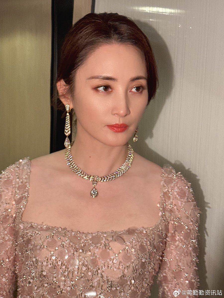 Behind the scene shots of Jiang Qinqin at Weibo Movie Night  https://t.co/ScBT6V9kP8, image size:900x1200