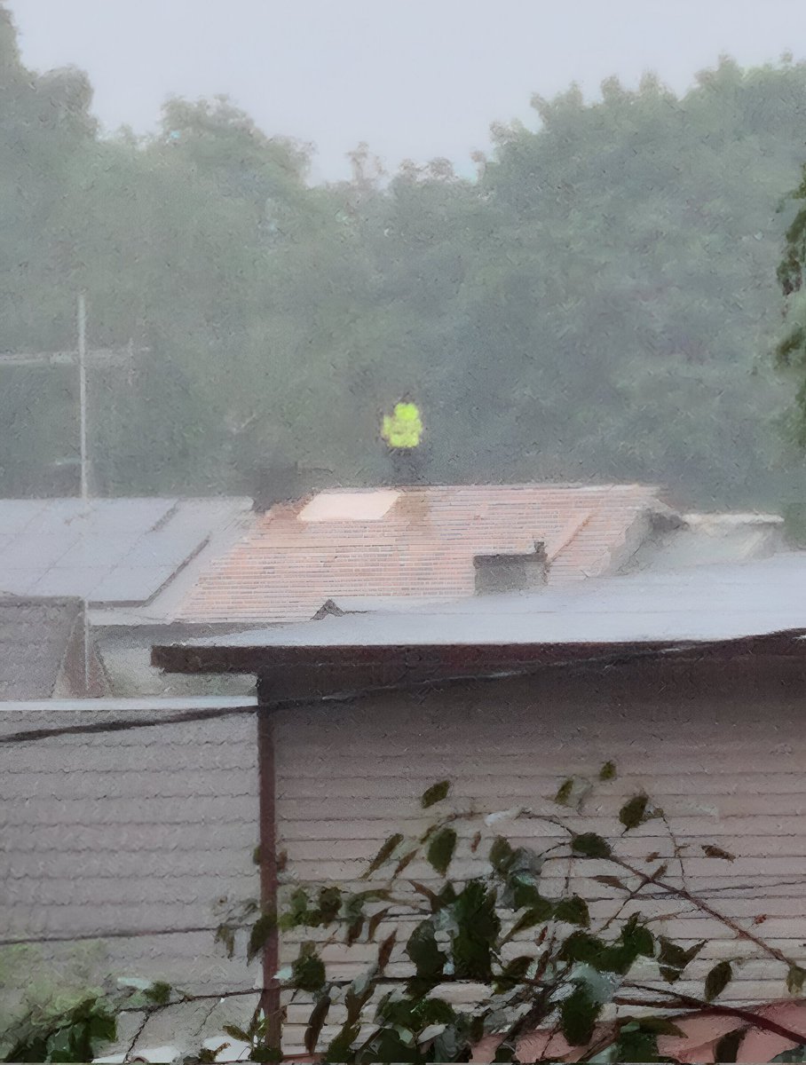 Praegu kallab Tallinnas nagu oavarrest ja lööb korralikult välku, aga üks mees ehitab rahulikult katust edasi