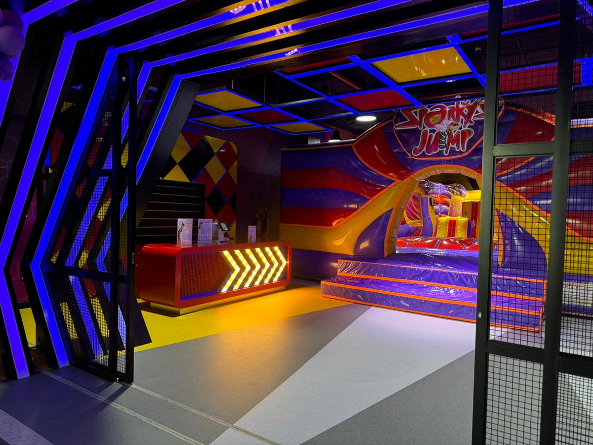 BAANHolding's tweet image. تم افتتاح #Sparkys Jump أبوابه رسميًا في الإمارات العربية المتحدة بمركز الطايف مول في الفجيرة.
Sparky&apos;s Jump هي مدينة ألعاب مبتكرة للقفز والتي تدعو زوراها للتحليق عالياً وخوض تجربة لامتناهية من المتعة والمرح.

Exciting news! 🎉 #Sparkys Jump has officially opened in the UAE at Al…