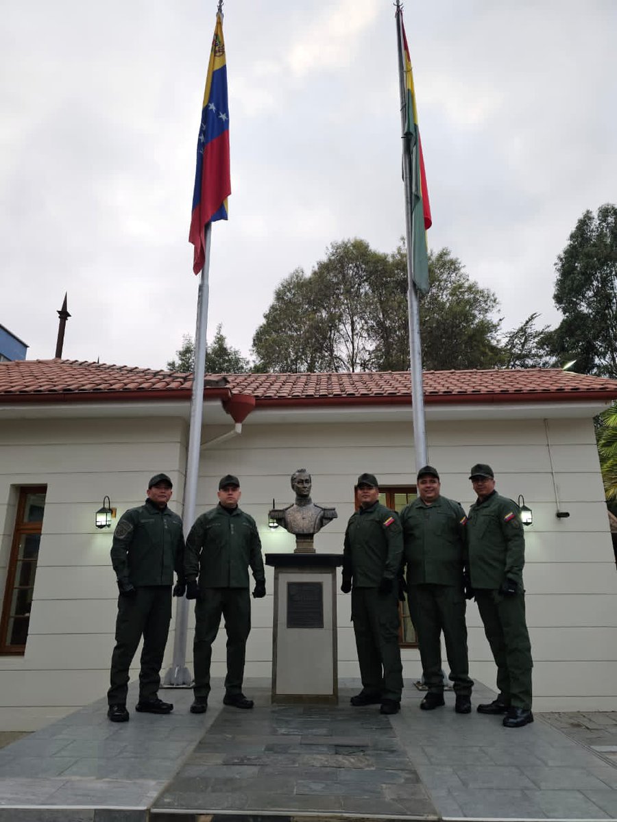 GnbGaranteDePaz's tweet photo. #17Jun || Desde la hija predilecta de Bolivar, el Estado Plurinacional de Bolivia, los integrantes de la VII COHORTE de la Maestría en Planificación y Conducción Operacional Militar del @ieseofanb, dicen presente. ¡Dudar es Traición! Nosotros Venceremos #CultivamosFuturo https://t.co/oW5N1a2pCw