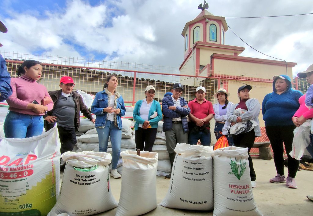 Agricultura_CZ7's tweet photo. #Loja | Entrega de kits (mezclas forrajeras y fertilizantes) al grupo de 25 productores que conforman  la Escuela de Fortalecimiento Productivo Pecuario #EFPP ZENEN ALTO de la parroquia #Taquil cantón Loja. https://t.co/85we5c0mV2