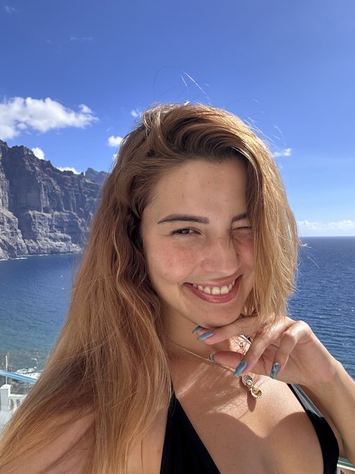 Good Monday, any compliments for your favorite girl? ?❣ https://t.co/chGfD9Iksw
