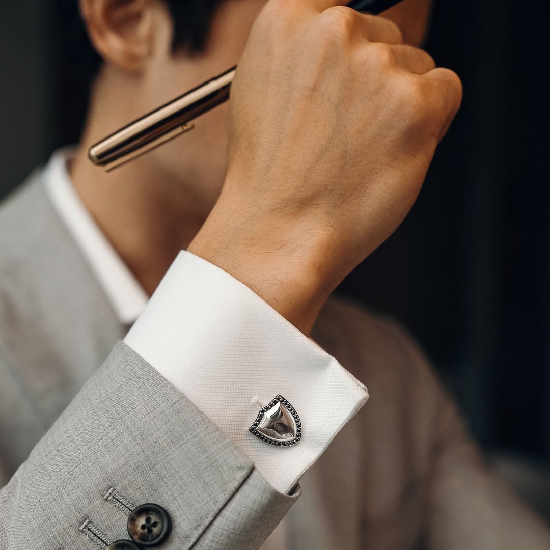 Let's start off the week with Gentleman's style🛡

Our Sterling Silver Shield shape Cufflinks with a Spinel Border are a stunning addition to Adam Gonon's suit.