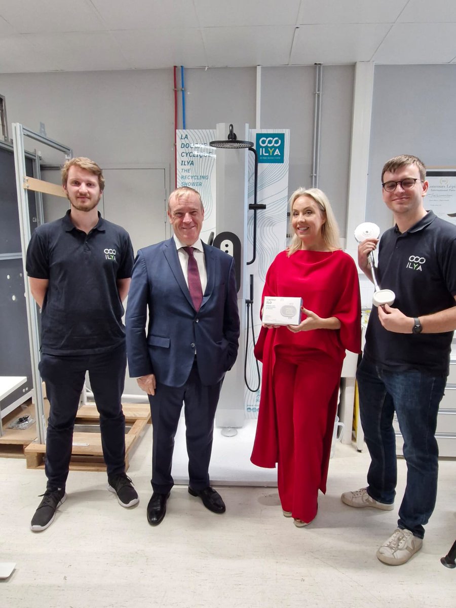 NadiaPellefigue's tweet photo. L'Europe finance l'innovation au service du progrès et de la planète 🌍.
Avec le #FondsEuropéen d'Investissement, nous échangeons avec l'entreprise @Ilya, qui a développé à #Toulouse une douche cyclique qui consomme 5 litres d'eau, que vous y passiez 15 minutes ou 2h.
La Region @Occitanie, accompagnée par l'Europe, les soutient fortement.