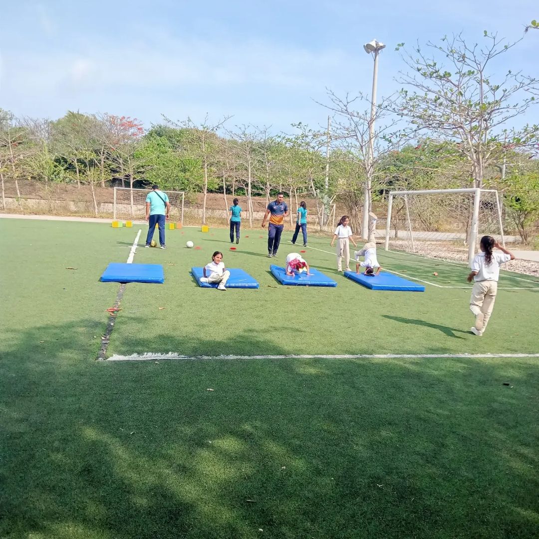 IedPies's tweet photo. Niños y niñas de nuestra institución disfrutaron de una jornada especial de juegos, diversión y mucha alegría con ocasión del #DíaDelNiño. Todos, como es costumbre, recibieron el amor y el afecto de docentes y funcionarios en esta inolvidable jornada. https://t.co/yMnVZaiXmp