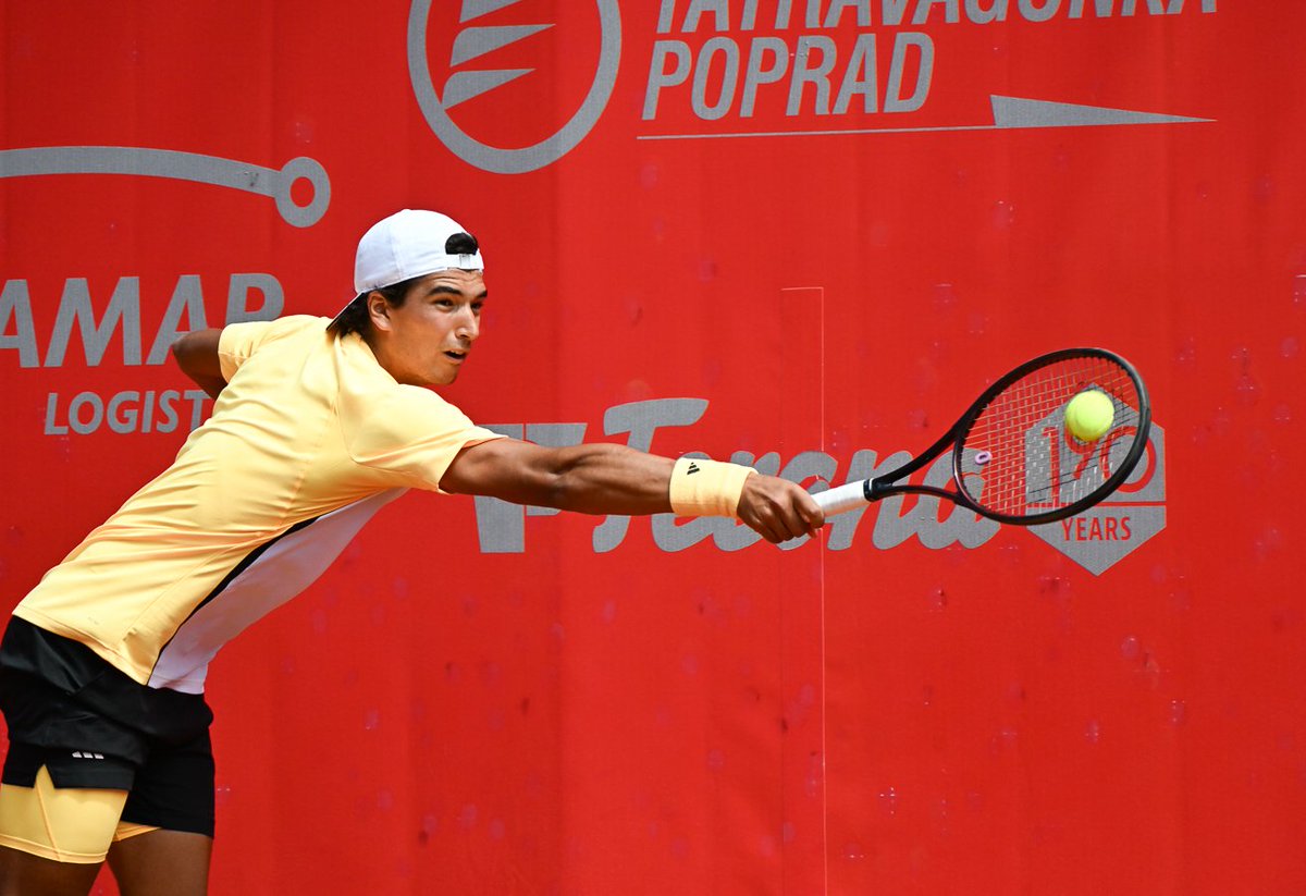 BratislavaOpen's tweet photo. Runner-up @henrique_rocha._ 🇵🇹🥈😊👏🎾

Photos: @plachyphotography
.
.
.
.
.
.
@atpchallengertour
#BratislavaOpen #BratislavaOpen2024
#unicreditbank #kooperativa #nadaciasovereigninvest
#Slovakia https://t.co/bAIcXhCxkz