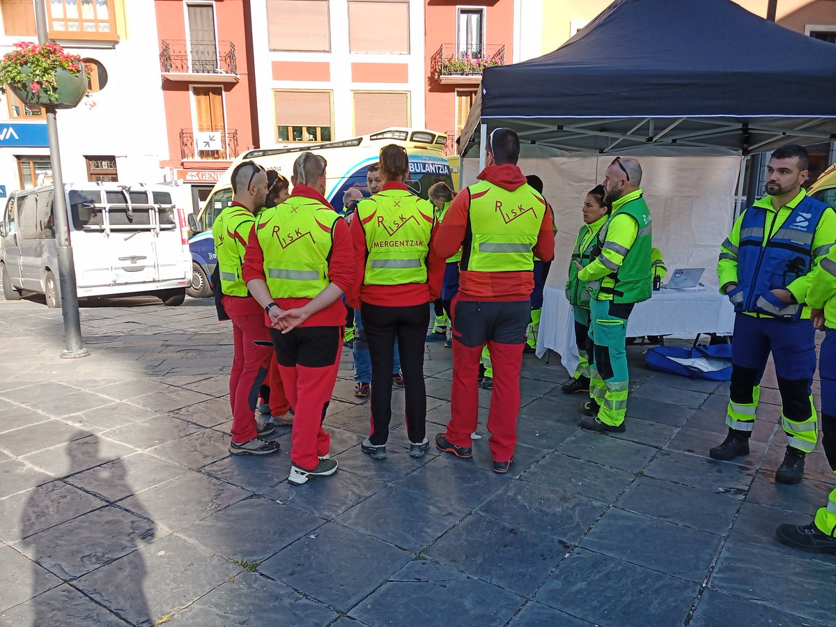 RiskEmerg's tweet photo. El servicio preventivo realizado ayer en #Tolosa con motivo de la Tolosako 3 Tontorrak discurrió con normalidad y por suerte solo se realizaron asistencias, en principio, sin importancia.
Os dejamos varias imágenes de nuestra labor junto con #Emerbask. 
#RiskEmergentziak https://t.co/j8UFNnbwUL