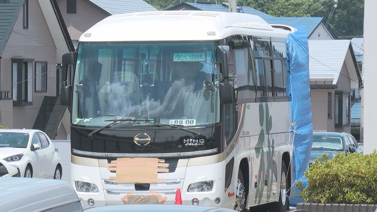 livedoornews's tweet photo. 【運転手逮捕】女性バスガイド挟まれ死亡、死因は脳破裂で即死状態 山形
https://t.co/kj7sZsVbmx

17日、警察は過失運転致傷の疑いで運転手の69歳の男を現行犯逮捕した。バスにはバックモニターが搭載され、バスガイドが誘導する声を運転席のスピーカーから聞くことができるようになっているという。 https://t.co/p6wVe2KeoC