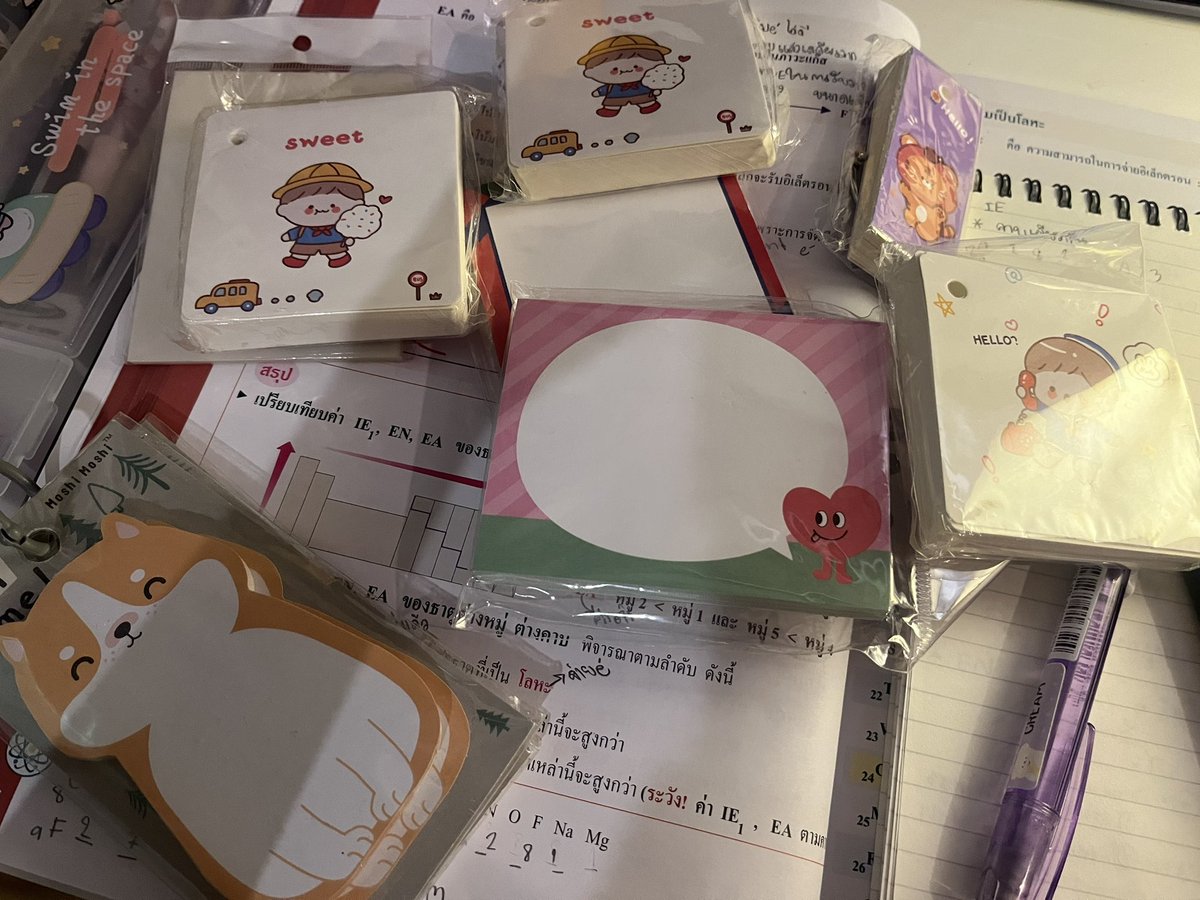 StudywithCp's tweet image. D-1🥳
-พอคิดว่าจะซิ่ว ป๊าแม่ก็ให้ลงคอร์สใหม่หมดเลย บอกว่าสู้ๆ มีอะไรไม่เข้าใจวันนี่ก็ได้คุยกัน ิิิวันนี้เรียนเคมี ชอบมากกก ซื้อกระดาษโน๊ตมาใหม่+เบบี๋ให้มา ที่ปั้มก็สุ่มมาจากเซเว่นนนนน โคมไฟก็มินิมอลแต่ชอบติดๆดับๆช่วงแรกๆ วันนี้moodดีมาก ได้ดริ๊งชาไทยด้วย ิิิิิ #studygramthailand