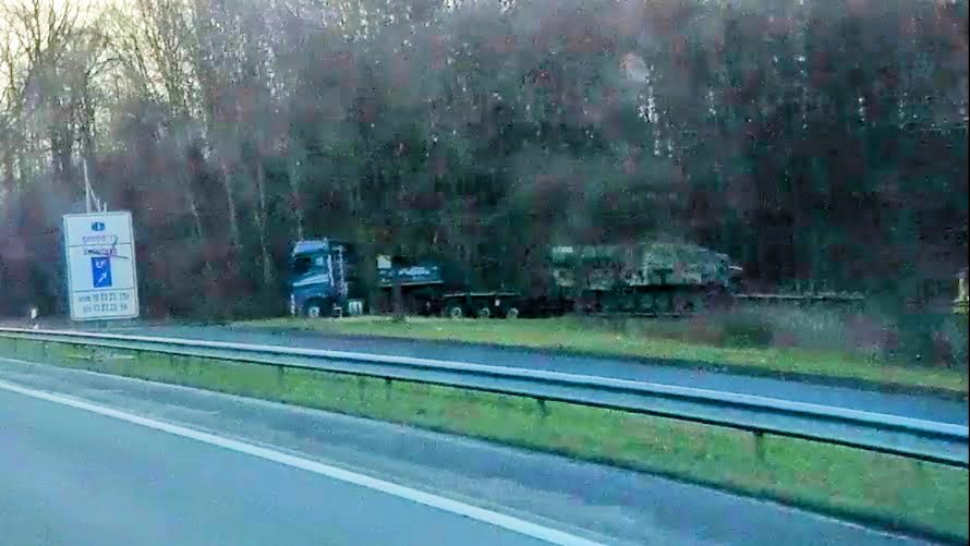 roadblog's tweet photo. @gepardtatze Ah, dann war das wahrscheinlich der Prototyp, den ich im März '23 auf der A1 Richtung Putlos "fotografieren" konnte (sorry für den Dashcam-Pixelhaufen).
Rohr bündig zur Turmoberkante, Länge in Fahrstellung passt auch. Komisch nur, dass die Wannenfarbe abweicht. https://t.co/u9o7dhYkCS