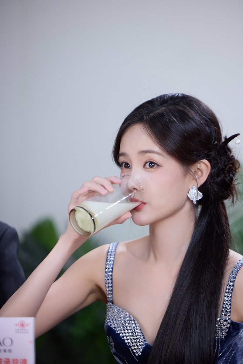 yihuanshibiaozi's tweet photo. #李一桐 可不是谁都有资格喝我这么浓的精华哦！五发浓稠的精液射到淫穴里又附带淫水出来才得到这么一杯精华！桐桐得在所有粉丝面前展示主人我的恩赐！ https://t.co/lLN4TJkrsp