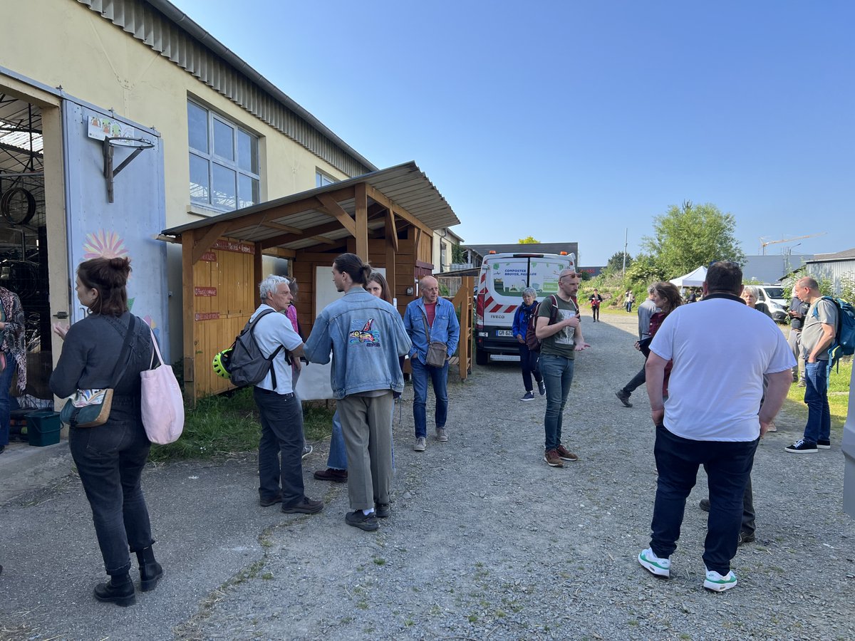 La semaine dernière, nous étions avec les membres de notre groupement (Eisenia, Rennes du compost et <a href="/Verdicite/">Verdicité, verdir ici et maintenant !</a> ) à la rencontre des référents de site de #compostage partagé organisée par <a href="/metropolerennes/">Rennes Ville et Métropole</a>. 
Un temps de rencontre pour se perfectionner sur le sujet ! 👍 #compost