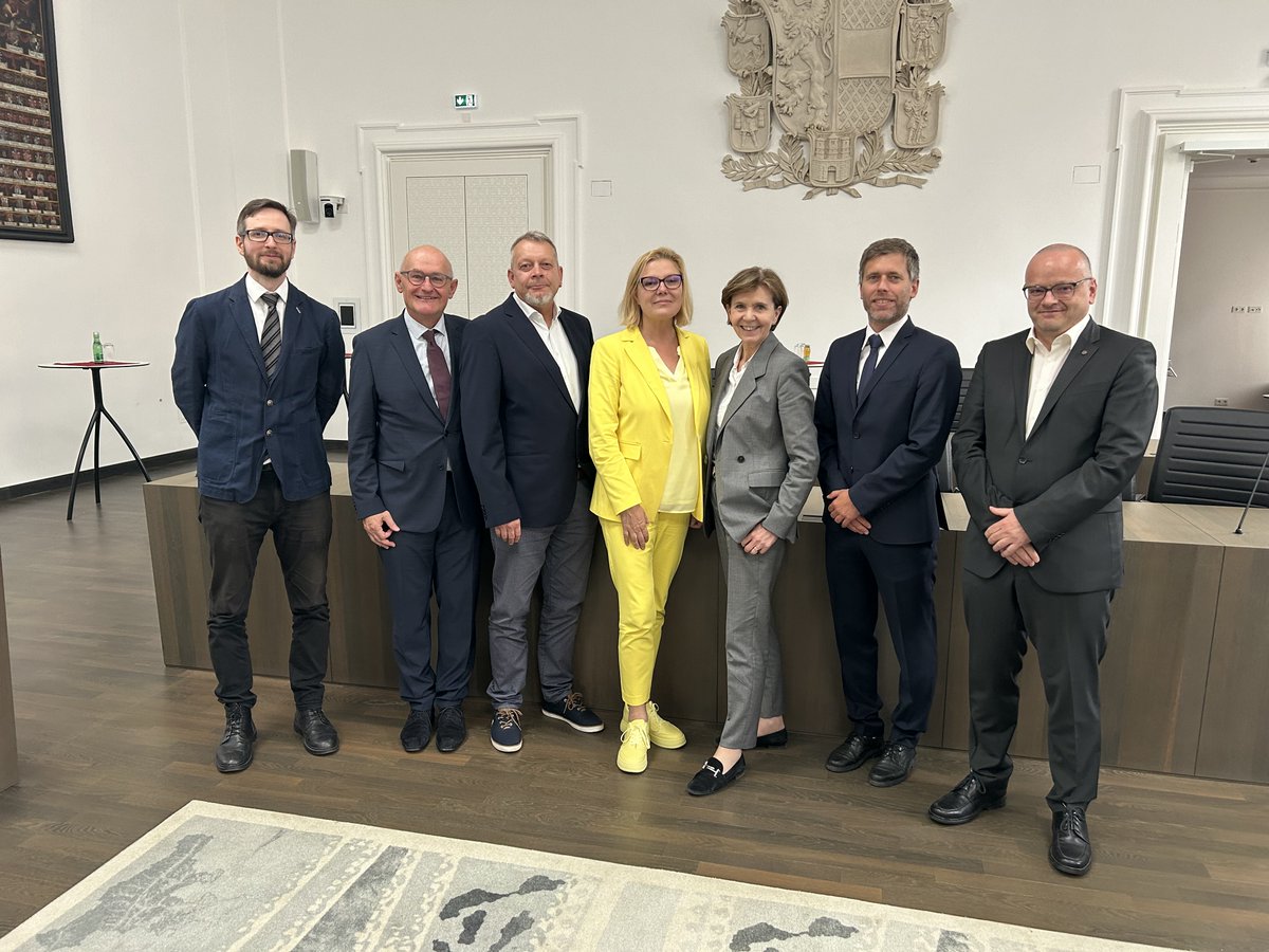 12. und 13. Juni: wissenschaftliches Symposium des Salzburger Landtages zum Thema "25 Jahre Abschaffung der Proporzwahl". 

Der Fachbereich Öffentliches Recht wirkte an der Veranstaltung durch Beiträge von Univ.-Prof Dr. András Jakab und Univ.-Prof Dr. Sebastian Schmid mit.