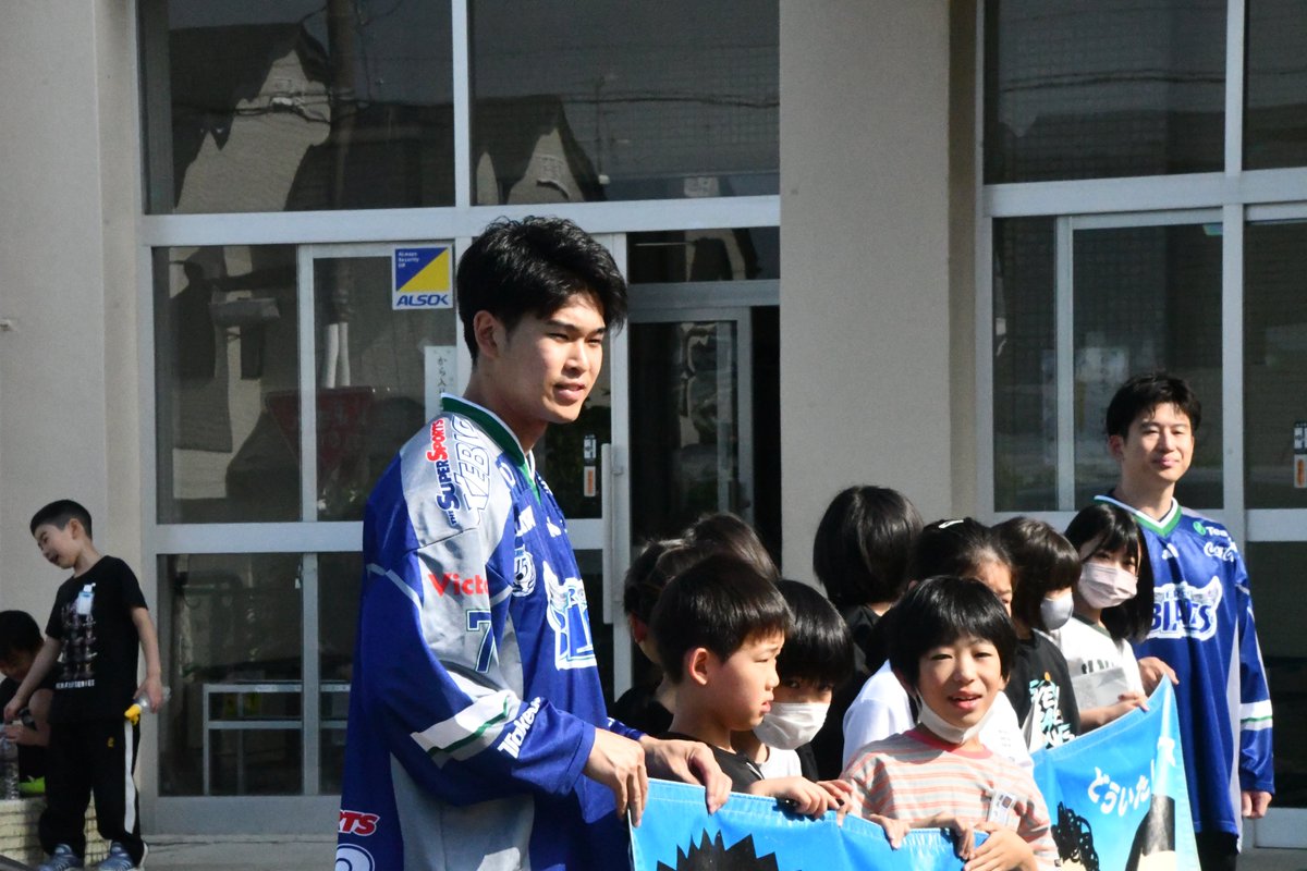 Freeblades's tweet image. 【6/14 #TSR 活動報告】
No.49 #田中健太郎、No.28 #鎌田悠希 選手が見守り隊活動として、旭ヶ丘小学校の児童の皆さんの朝の挨拶運動に参加させていただきました！

👉facebook.com/GoLets.FreeBla…

#東北フリーブレイズ
#freeblades
#八戸市