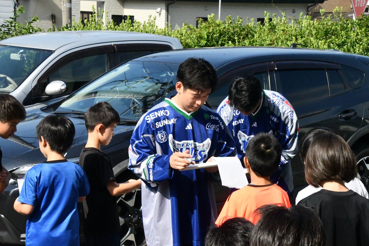 Freeblades's tweet image. 【6/14 #TSR 活動報告】
No.49 #田中健太郎、No.28 #鎌田悠希 選手が見守り隊活動として、旭ヶ丘小学校の児童の皆さんの朝の挨拶運動に参加させていただきました！

👉facebook.com/GoLets.FreeBla…

#東北フリーブレイズ
#freeblades
#八戸市