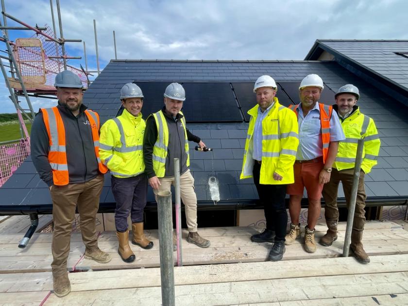 A development of 12 houses in a north Norfolk village is 'taking shape'. northnorfolknews.co.uk/news/24391372.… 👇 Full story