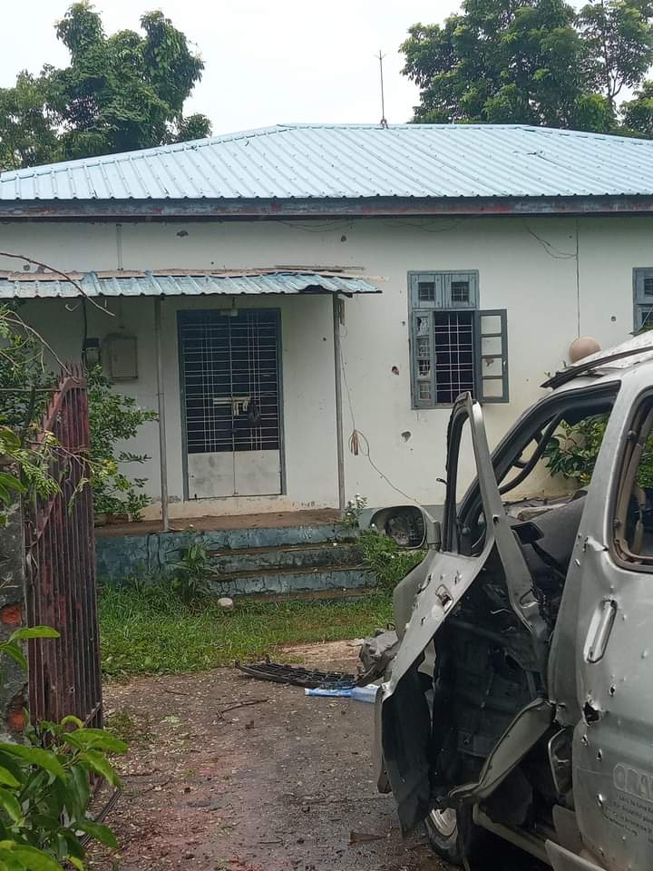 MaungKhinZaw4's tweet photo. According to locals, a Myanmar junta weapon exploded at Taungup University in Taungup, Arakan State, destroying the house and car of the head of training affairs. https://t.co/IgLlgPLKRV
