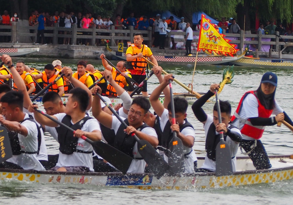 JinanofChina's tweet photo. Exciting news from Jinan! 🚣🏻The 2024 #Jinan Daming Lake Dragon Boat Cultural Festival and the 23rd Daming Lake Dragon Boat Invitational Race lit up the waters of #Daming Lake on June 16, with 13 teams from Shandong competing fiercely! #DynamicJinan [Photo/IC] https://t.co/ULymC3uah8
